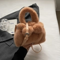 Sac seau en fausse fourrure marron avec pompons et bandoulière en cuir réglable - Khaki Foncé