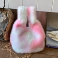 Pluche bucket bag met roze-witte tie-dye print, gouden ketting en zachte handvatten - Kleurrijk