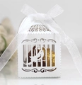 Caja blanca calada para bodas con diseño de pájaro y cinta blanca con chocolate dorado - Blanco
