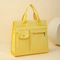 Detalle del bolso tote de lona amarilla con bolsillo con solapa y cremallera metálica - Amarillo