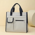 Detalle del bolso tote de lona con bolsillo de botón a presión y cremallera de textura - Azul grisáceo