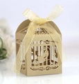 Detalle de patrones de aves y flores cortados con láser en caja de regalo kraft - Beige Dorado