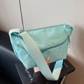 Bolso bandolera verde menta minimalista con tejido texturizado y correa ancha - Verde azulado
