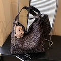 Borsa tote leopardata retrò con ciondolo a forma di cane e tracolla larga - Caffè con Ciondolo