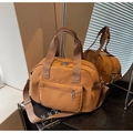 Große Segeltuch-Tasche in Karamellbraun mit verstellbarem Schultergurt und Seitentaschen - Braun