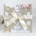 Dettaglio dell'invito a fiocco di neve glitterato con fiocco di seta e inserto floreale - Oro Chiaro Glitter