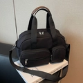 Vielseitige schwarze Canvas-Tasche mit Reißverschlussfächern und verstellbarem Gurt - Schwarz