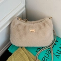 Beige Kunstpelz-Umhängetasche mit goldenem Logo-Schild und Lederriemen für Damen - Khaki