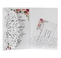 Detalle de invitación de boda blanca cortada por láser con diseño floral y RSVP - Blanco