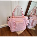 Detailansicht der rosa Reisetasche mit gesteppter Tasche und separatem Bodenfach - Rosa