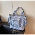 Detailansicht der hellblauen Reisetasche aus Nylon mit Seitentaschen und Kordelzug - Blau