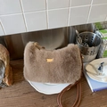 Sac bandoulière en peluche marron avec plaque logo dorée et sangle en cuir - Marron