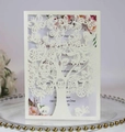 Détail de l'invitation de mariage découpée au laser avec arbre et insert floral - Ivoire