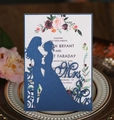 Détail de l'invitation découpée au laser Mr & Mrs sur papier perlé bleu foncé chic - Bleu Magique
