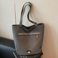 Minimalistische donkergrijze canvas tote bag met hondenborduursel en schouderbanden - Donkerbruin