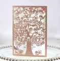 Dettaglio dell'invito in glitter oro rosa intagliato al laser con motivo di albero e uccelli - Oro Champagne Scintillante