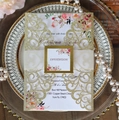 Dettaglio macro dell'invito tagliato al laser in oro glitter con carta floreale e perle - Oro Chiaro Glitter