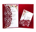 Detalle de patrones cortados con láser en invitación de boda de papel burdeos perlado - Rojo Perlado