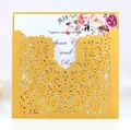 Détail de l'invitation de mariage dorée découpée au laser avec motif floral - Or