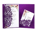 Detalle de la invitación de boda cortada con láser en papel perlado púrpura oscuro - Púrpura oscuro