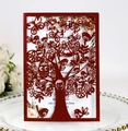 Invito bordeaux intagliato al laser con alberi e uccelli su un piatto elegante - Rosso scuro