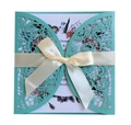 Détail d'invitation de mariage en dentelle découpée au laser turquoise et ruban crème - Bleu Sarcelle