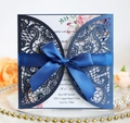 Détail de l'invitation de mariage bleu marine découpée au laser avec ruban en soie - Bleu clair