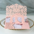 Détail d'invitation de mariage rose découpée au laser avec silhouette 3D de couple - Rose Clair ZQ
