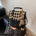Sac à dos chic à damier noir et blanc avec détails dorés et charmant lapin suspendu - Noir avec pendentif