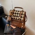 Sac à dos matelassé noir et crème avec bordure en cuir et charm de lapin mignon - Marron avec pendentif