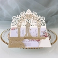 Dettaglio macro dell'invito di nozze 3D con arco floreale glitterato e taglio laser fine - Oro Chiaro Glitter