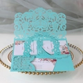 Détail d'un faire-part de mariage découpé au laser avec silhouette et motif floral - Bleu Tiffany