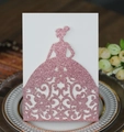 Dettaglio dell'invito di nozze glitter rosa tagliato al laser con silhouette floreale - Rosa Scintillante