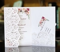 Elegante invito di matrimonio tagliato al laser con fodera floreale e carta RSVP su riflesso - Bianco