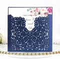 Elegante dunkelblaue Laserschnitt-Hochzeitseinladung mit floraler Karte auf Tablett - Magieblau