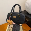Bolso bowling negro mate con colgante de osito marrón para mujer con estilo retro - Negro con colgante