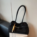Sac fourre-tout vintage en daim noir avec boucle dorée et pendentif décoratif en perles - Noir avec pendentif