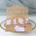 Vue détaillée du faire-part de mariage 3D avec couple découpé au laser et motifs floraux - Beige Or