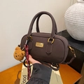 Bolso bowling de cuero mate marrón oscuro con oso de peluche y placa metálica dorada - Café con Colgante