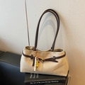 Sac fourre-tout beige en daim avec bordure en cuir marron et breloque en perles - Khaki Avec Pendentif