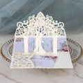 Detail der 3D-Hochzeitseinladung mit Laser-Cut-Silhouette von Braut und Bräutigam im Bogen - Elfenbein