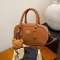 Bolso bowling vintage marrón caramelo en cuero mate con un lindo dije de oso de peluche - Marrón con colgante