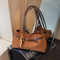 Sac à bandoulière en daim marron avec breloque perlée et boucle métallique élégante - Marron avec pendentif
