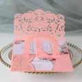 Détail du faire-part de mariage rose découpé au laser avec silhouette 3D et arche fleurie - Rose