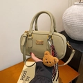 Mini bolso Boston verde salvia con herrajes dorados y un colgante de oso pardo suave - Verde con Colgante