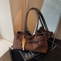 Sac à bandoulière en suédine marron foncé avec breloque perlée et boucle décorative - Café avec Pendentif