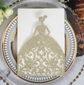 Dettaglio dell'invito di nozze dorato tagliato al laser con elegante design a vestito - Oro Chiaro Glitter