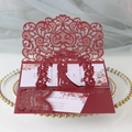 Invitation de mariage bordeaux découpée au laser avec arche florale et silhouette de couple - Rouge foncé