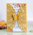 Détail d'invitation de mariage dorée découpée au laser avec papillon 3D et fleurs - Or