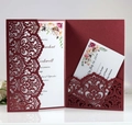 Dettaglio macro del set di inviti di nozze bordeaux tagliati al laser con carte RSVP - Rosso scuro
